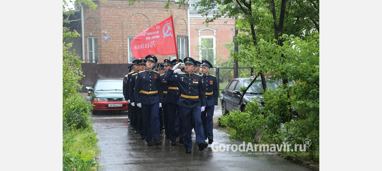 В Армавире 9 мая прошел парад у дома ветерана Владилена Николаевича Туницкого