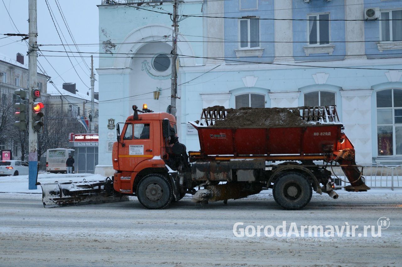 В Армавире 12 единиц специализированной техники очищают город от снега 