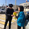 В Армавире автоинспекторы поздравили женщин-водителей с наступающим 8 Марта
