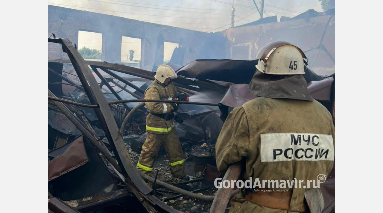 В Армавире пожар на складах площадью 600 м2 тушили 50 огнеборцев