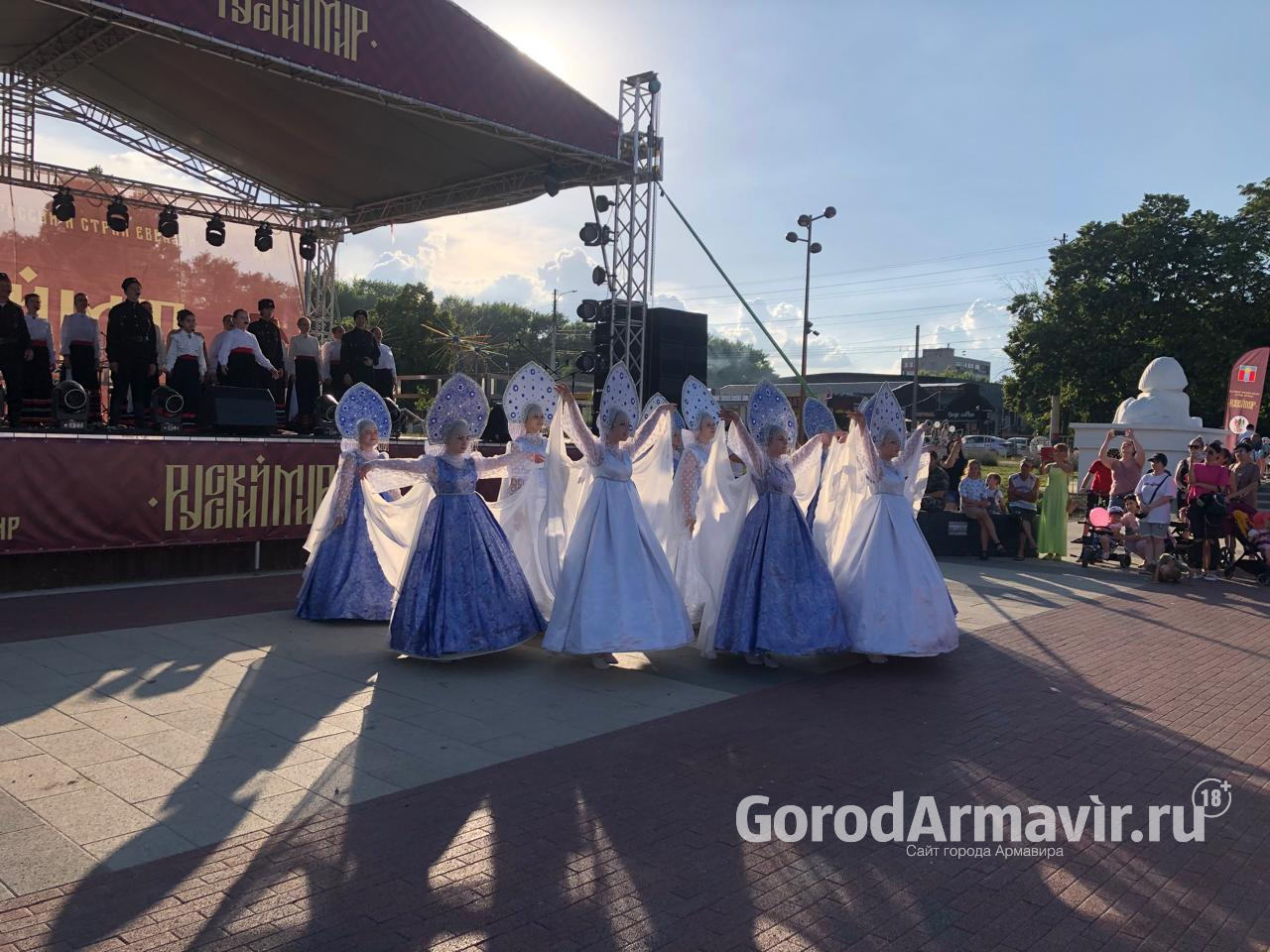В Армавире участниками благотворительного концерта-марафона стали 200 воспитанников ДДЮТ
