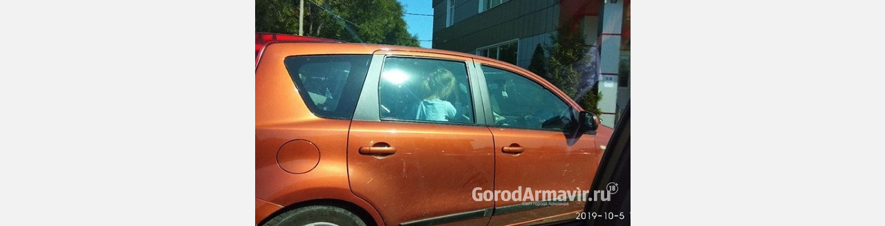В Армавире мать закрыла детей в авто на солнце и ушла за покупками 