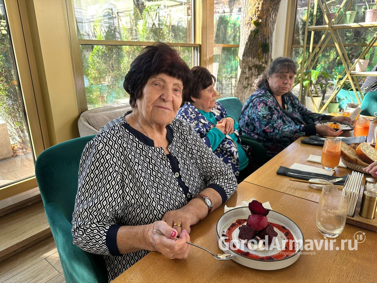 В Армавире депутат пригласил подопечных дома-интерната для престарелых в ресторан 