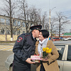 Автоинспекторы поздравили автоледи с 8 Марта в Армавире 