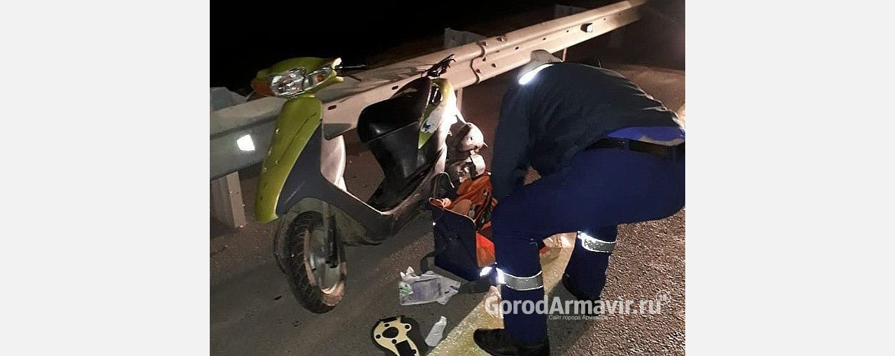 Спасатели Армавира помогли попавшему в ДТП на трассе водителю скутера 