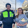 В День матери автоинспекторы Армавира дарили цветы автоледи 