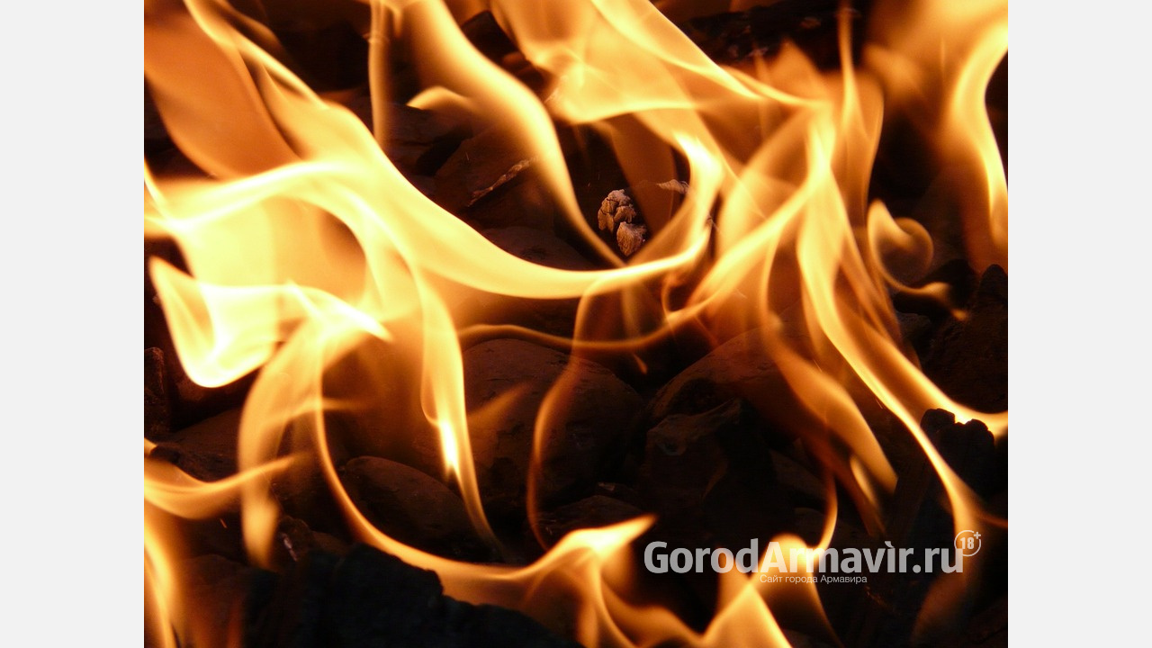 Армавирец чуть не сгорел во время пожара в многоэтажке на улице Новороссийской 