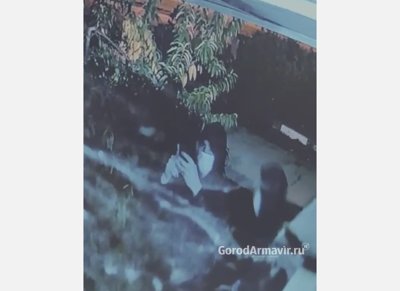  Хулиганы разрисовали здания и заборы в Армавире и попали на видео камер наблюдения 