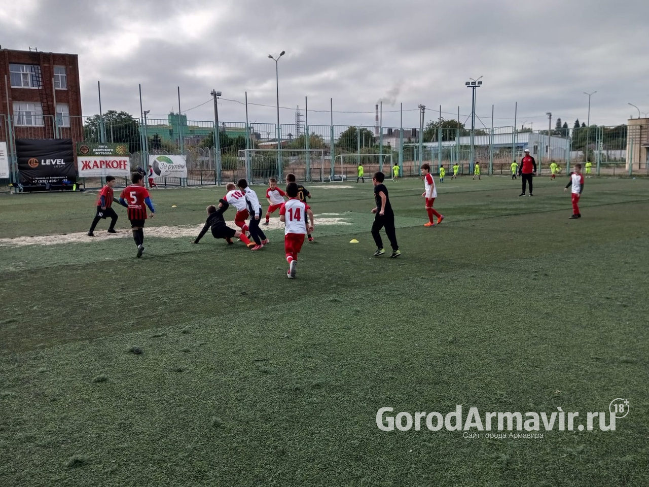 В память о ветеранах футбола в Армавире прошел турнир среди детских команд 