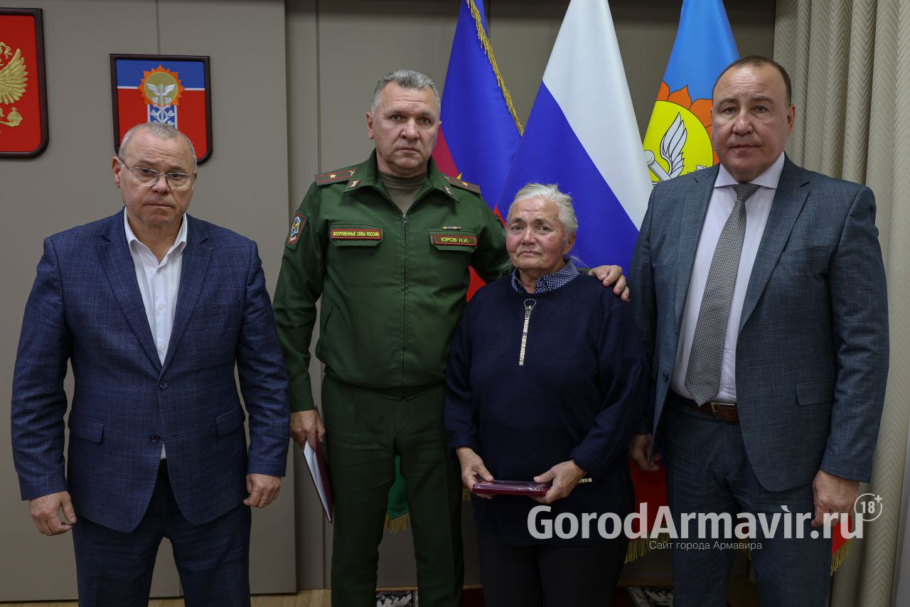 В Армавире семьям погибших участников СВО передали 3 Ордена Мужества