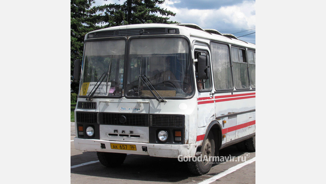 В Армавире школьники залезли в стоящий у дома автобус и разбили стекло 