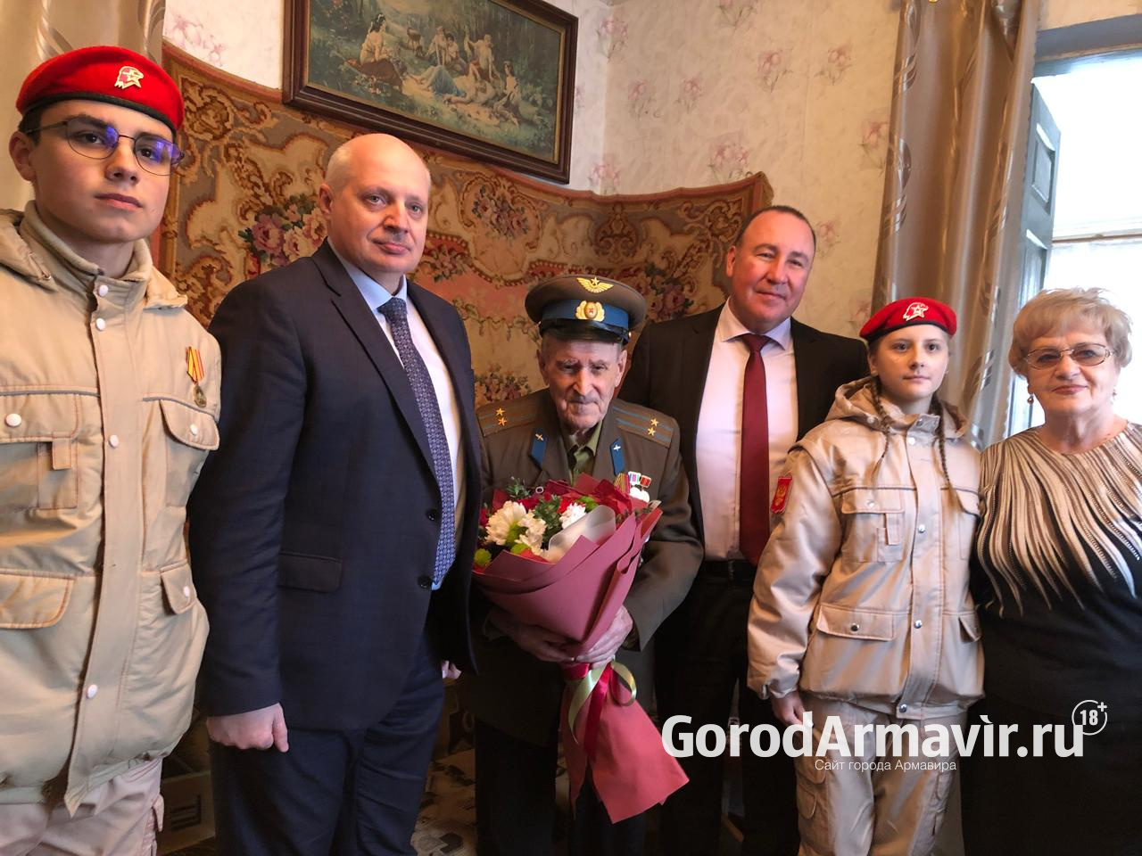 Вениамин Кондратьев поздравил со 102-летием ветерана Великой Отечественной войны из Армавира
