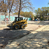 В Армавире на улице Пугачева рабочие проводят капремонт спортивной площадки "Олимпийская"
