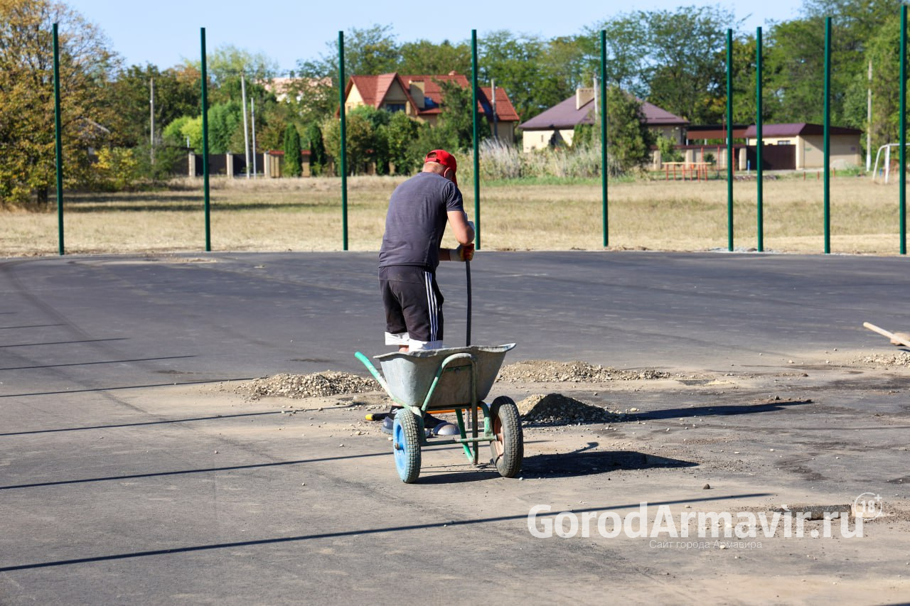 Мэр Армавира осмотрел строительную площадку спортплощадки в посёлке Восток