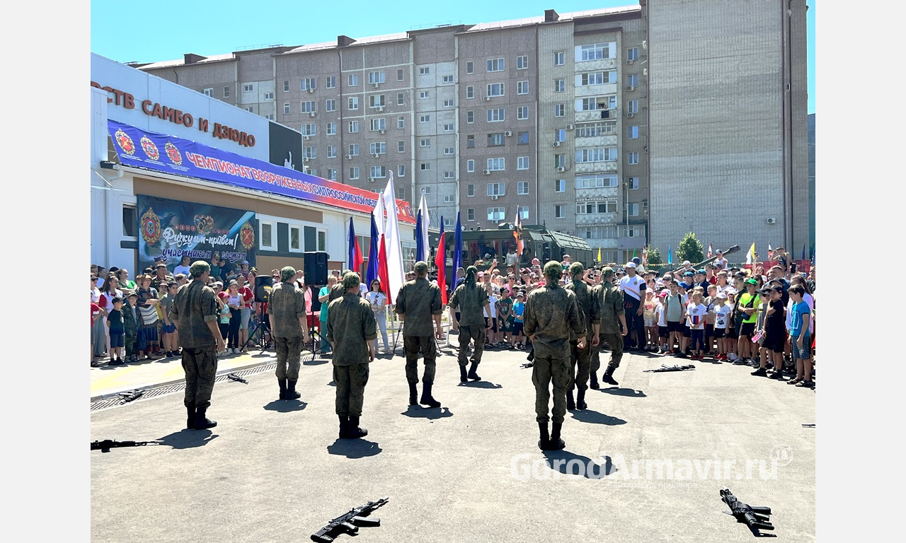В Армавире на Чемпионате ВС РФ открылась выставка военной техники и полевая кухня