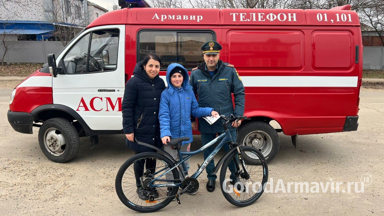 В Армавире глава 1 пожарно-спасательного отряда подарил мальчику велосипед