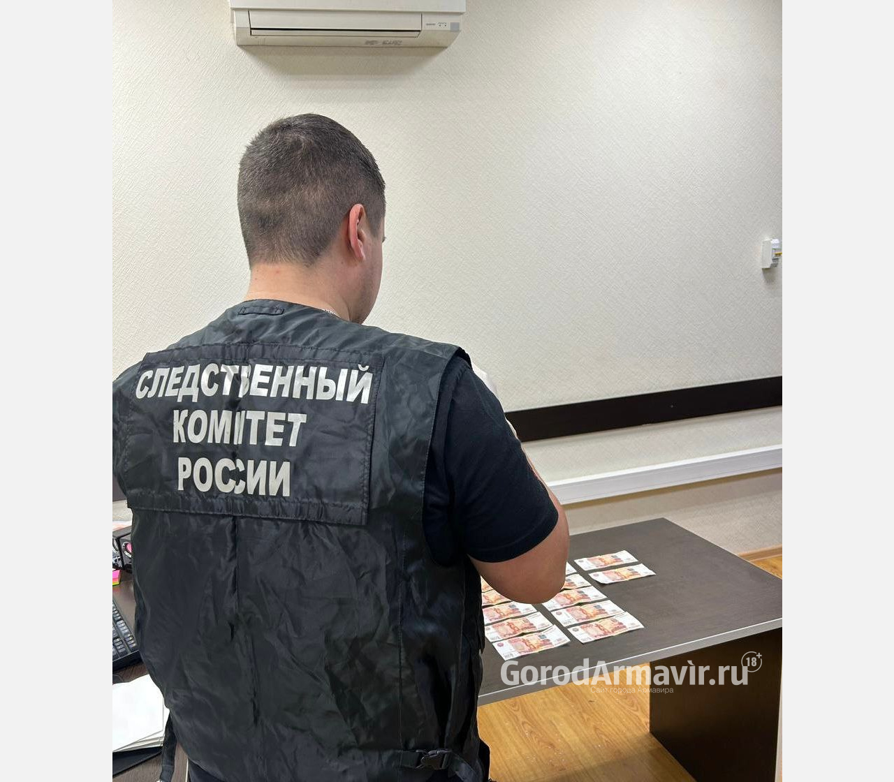 Житель Армавира подозревается в даче взятки в 80 тыс руб полицейскому