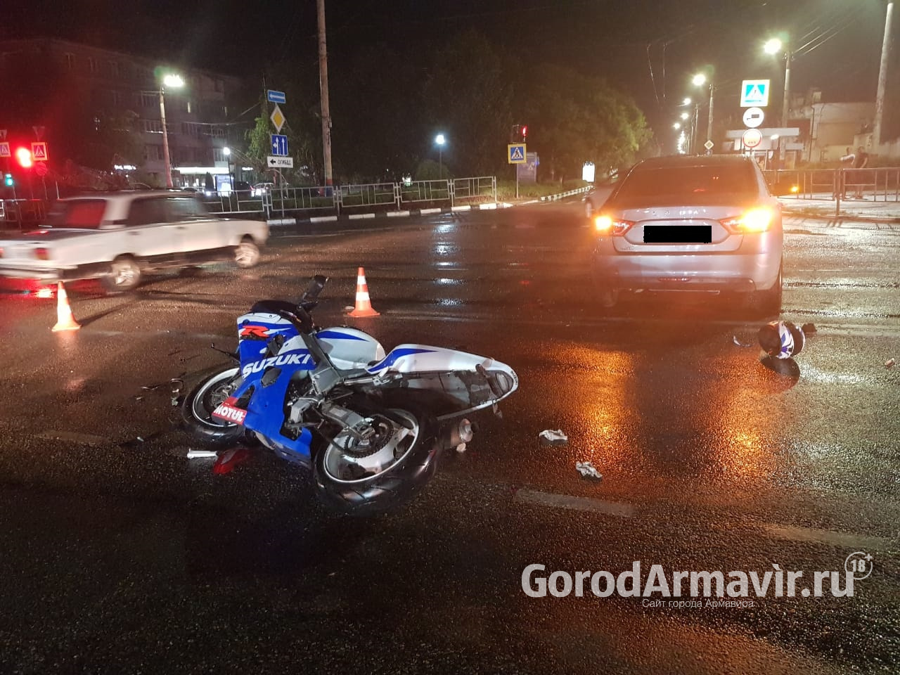 В Армавире мотоциклист проехал на красный сигнал светофора и врезался в авто 