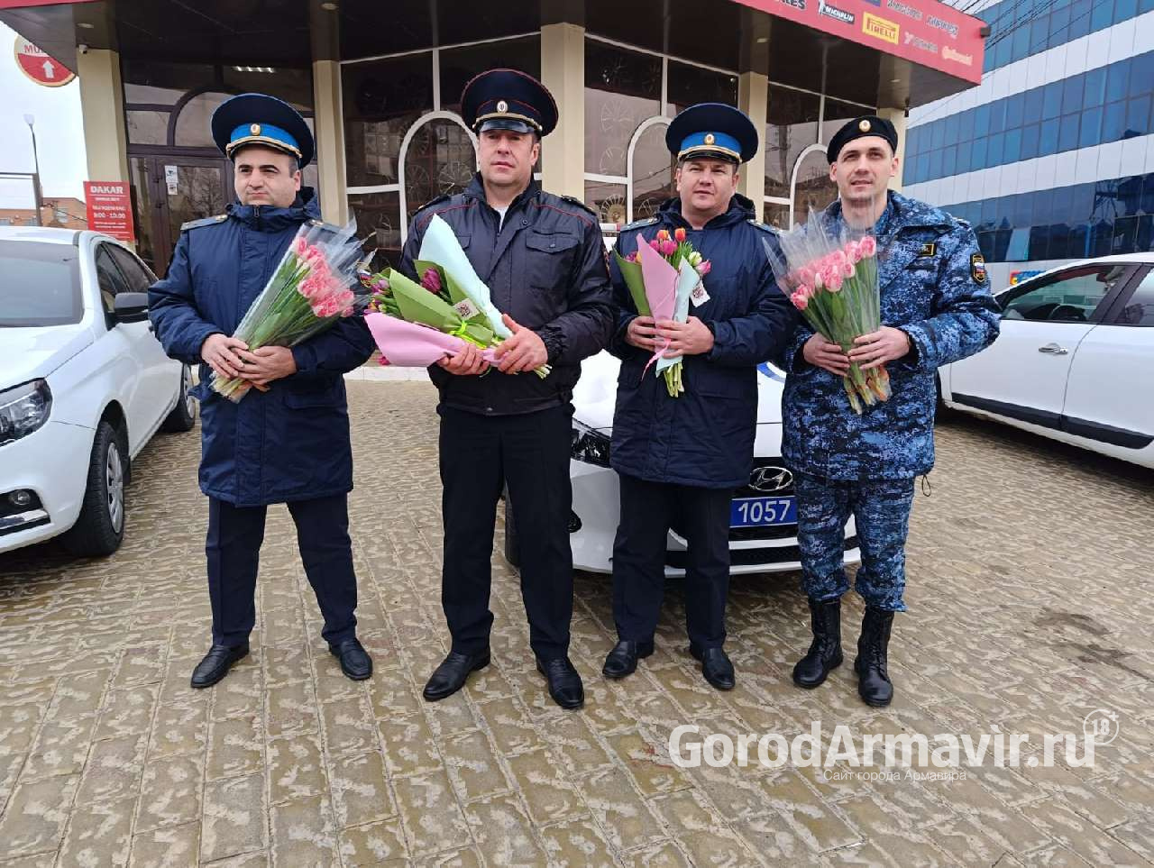 «Цветочный патруль» сотрудников ГИБДД и службы судебных приставов вышел на улицы Армавира 