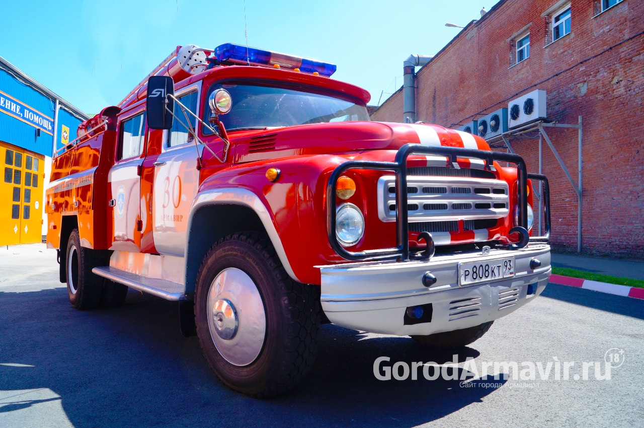 В Армавире 9 огнеборцев тушили пожар в частном доме на улице Пугачева 
