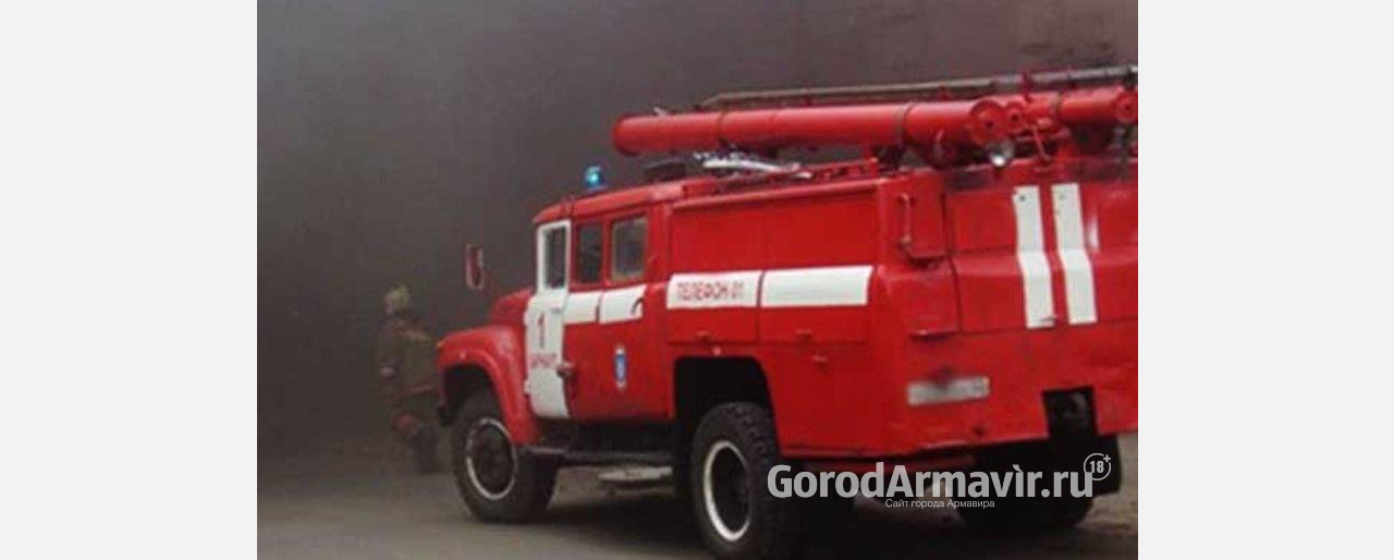 В Армавире 10 огнеборцев тушили загоревшийся кондитерский цех на Шаумяна 
