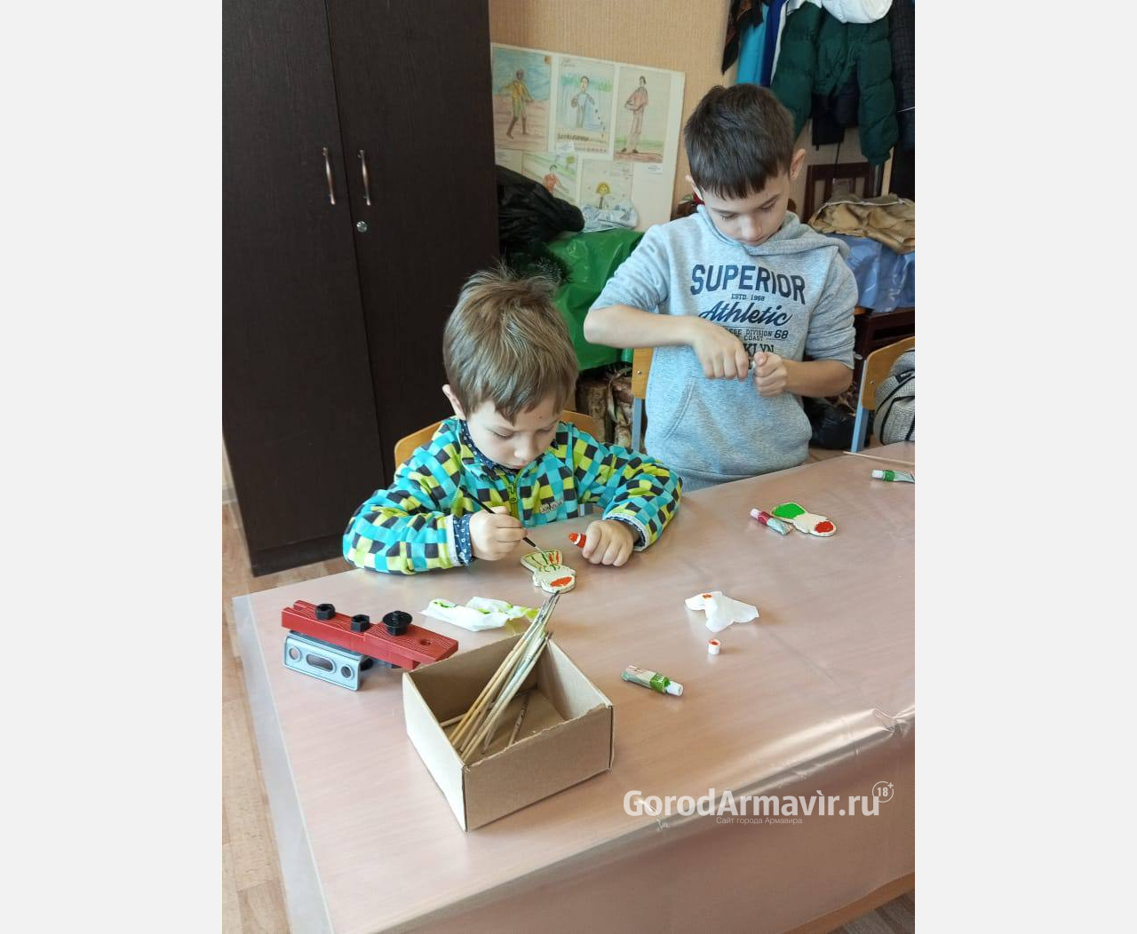 Воспитанники воскресной школы Свято-Троицкого собора расписали ангелочков для участников СВО 