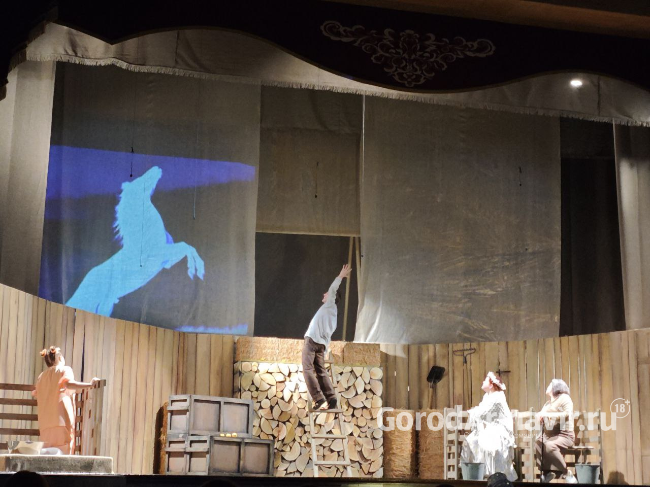 На сцене театра Армавира прошла премьера спектакля  «Очень простая история» 