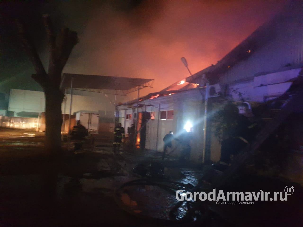 В Армавире более 2 часов огнеборцы боролись с пожаром в кондитерском цеху 