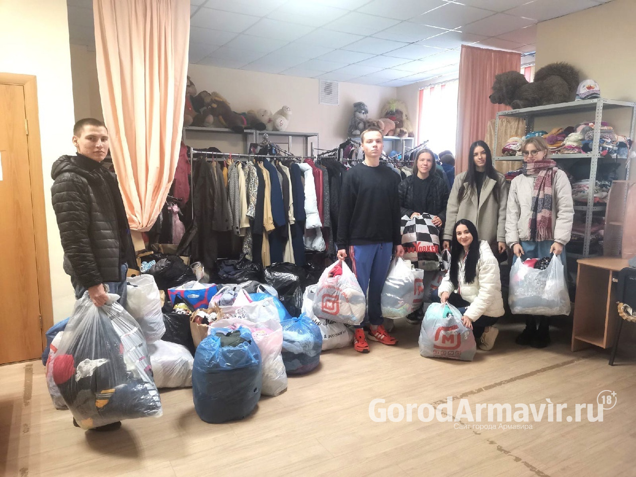 Активисты волонтерского центра АГПУ собрали вещи для малоимущих семей 