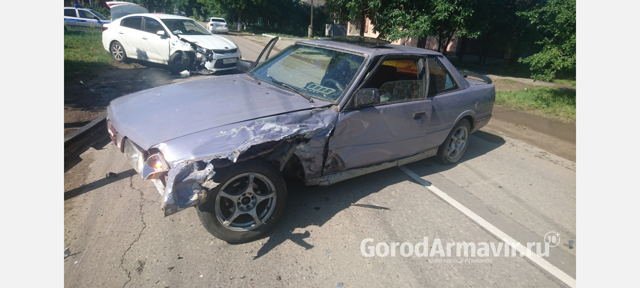 В Армавире водитель пострадал при столкновении Kia Rio и Mazda