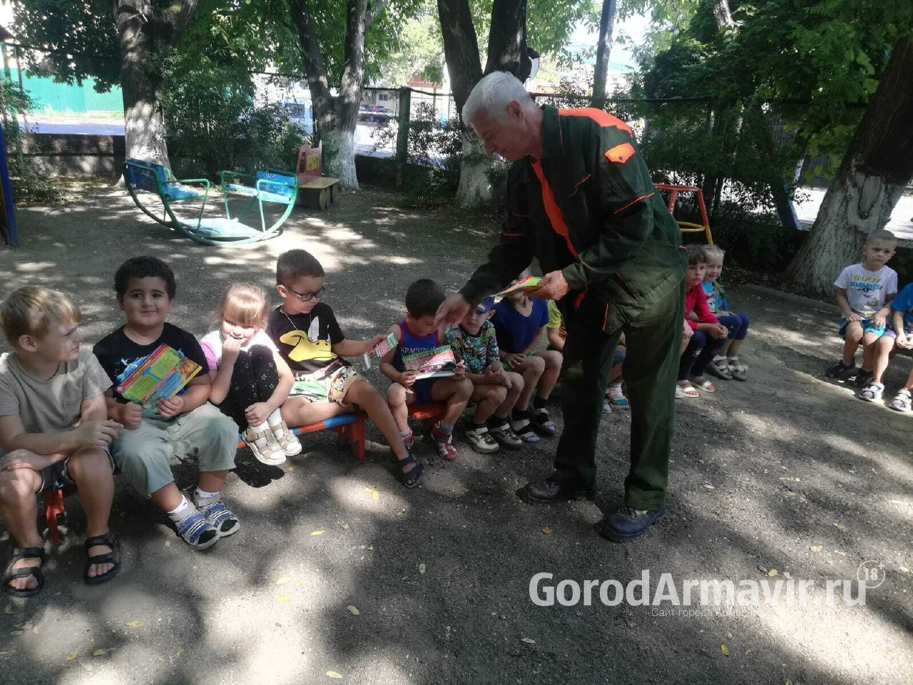 Сотрудники Армавирского лесопожарного центра рассказали дошколятам о безопасности