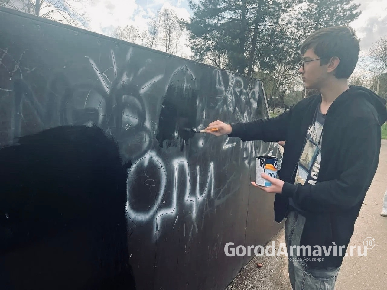 Молодежные активисты привели в порядок скейт-площадку в Армавире 