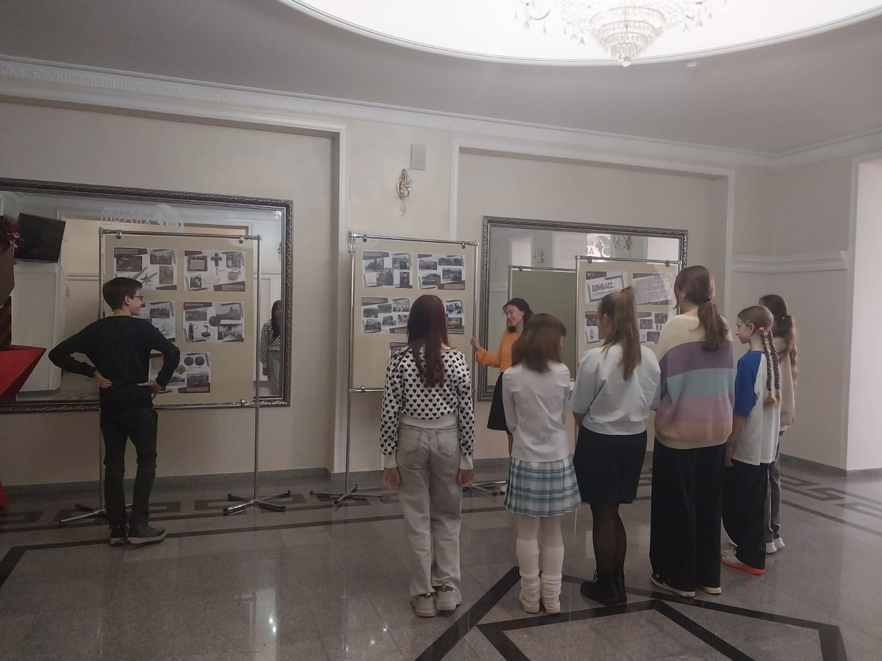 В фойе Детской школы искусств Армавира начала работу фотовыставка «Донбасс: история и современность»