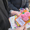 В Армавире в канун 8 марта женщинам вручили открытки