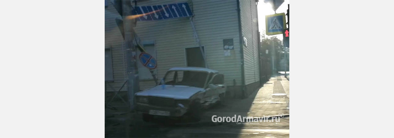 Водитель из Армавира в 4 утра протаранил «семерку» на одной из улиц Краснодара 