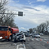 «КамАЗ» снес стоящие на светофоре автомобили на трассе в районе Армавира 
