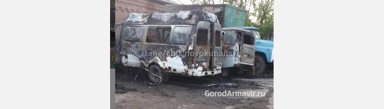 В Новокубанске семь огнеборцев тушили загоревшиеся машины скорой помощи 