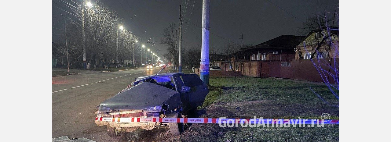 В Армавире водитель автомобиля врезался в опору ЛЭП и получил тяжелые травмы