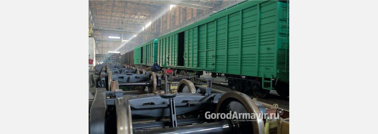 Завод из Армавира представил новую железнодорожную платформу на международной выставке 