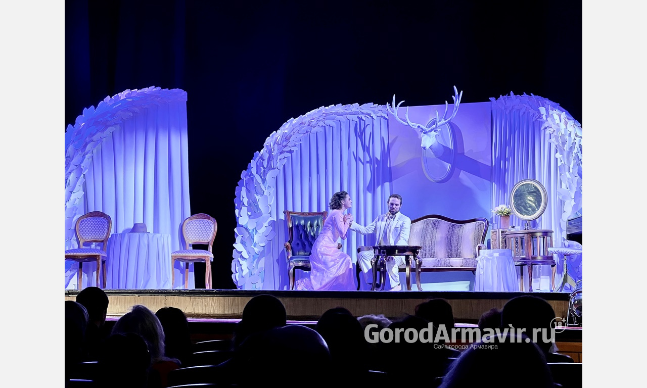 В Армавире премьера комедии «Хорошие, в сущности, люди» собрала в театре более 300 зрителей