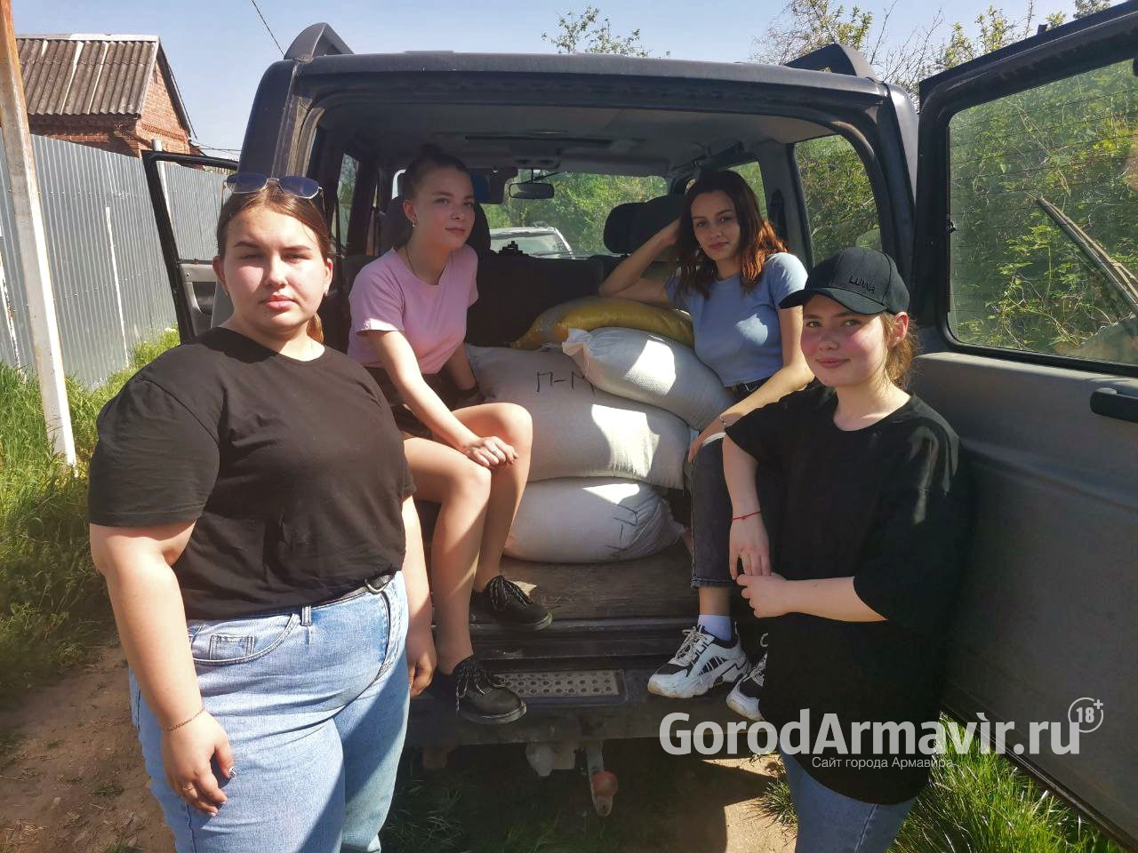 Активисты Волонтерского центра АГПУ отвезли в приют для бездомных животных 115 кг крупы