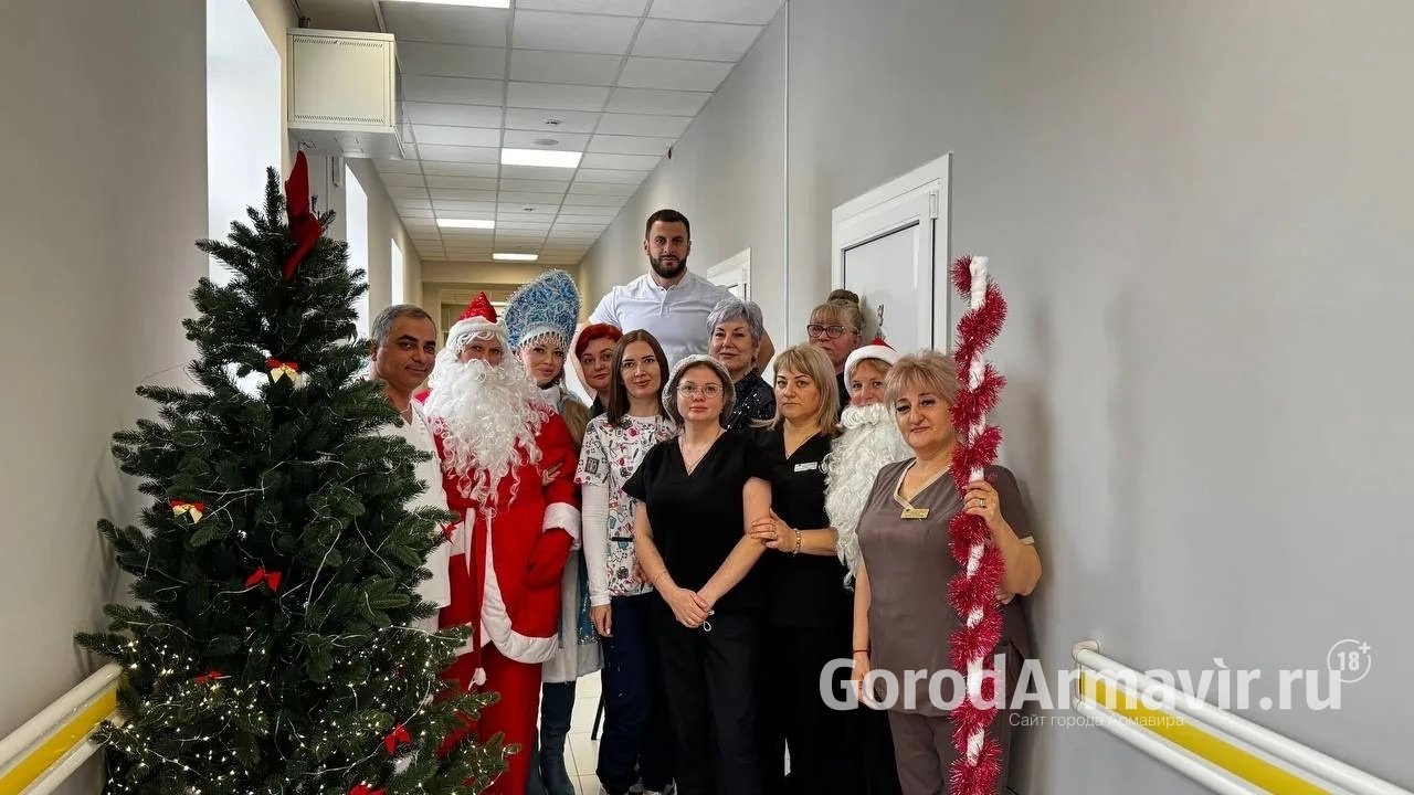 Медики нарядились Дедом Морозом и Снегурочкой для пациентов кардиологии Армавира