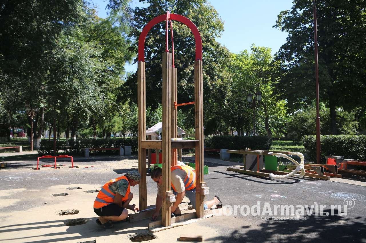 В Армавире завершается ремонт детской площадки по Тургенева, 309