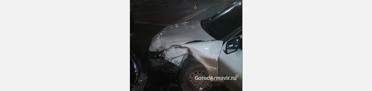 Два человека пострадали при столкновении трех машин на центральной улице Армавира 