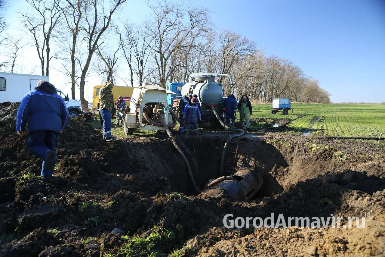 В Армавире 20 человек и 8 единиц техники работают на месте порыва водовода 