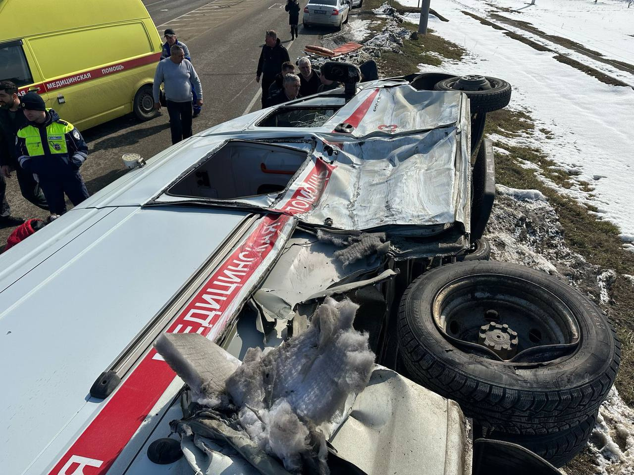 Карета скорой помощи перевернулась на дороге под Армавиром 