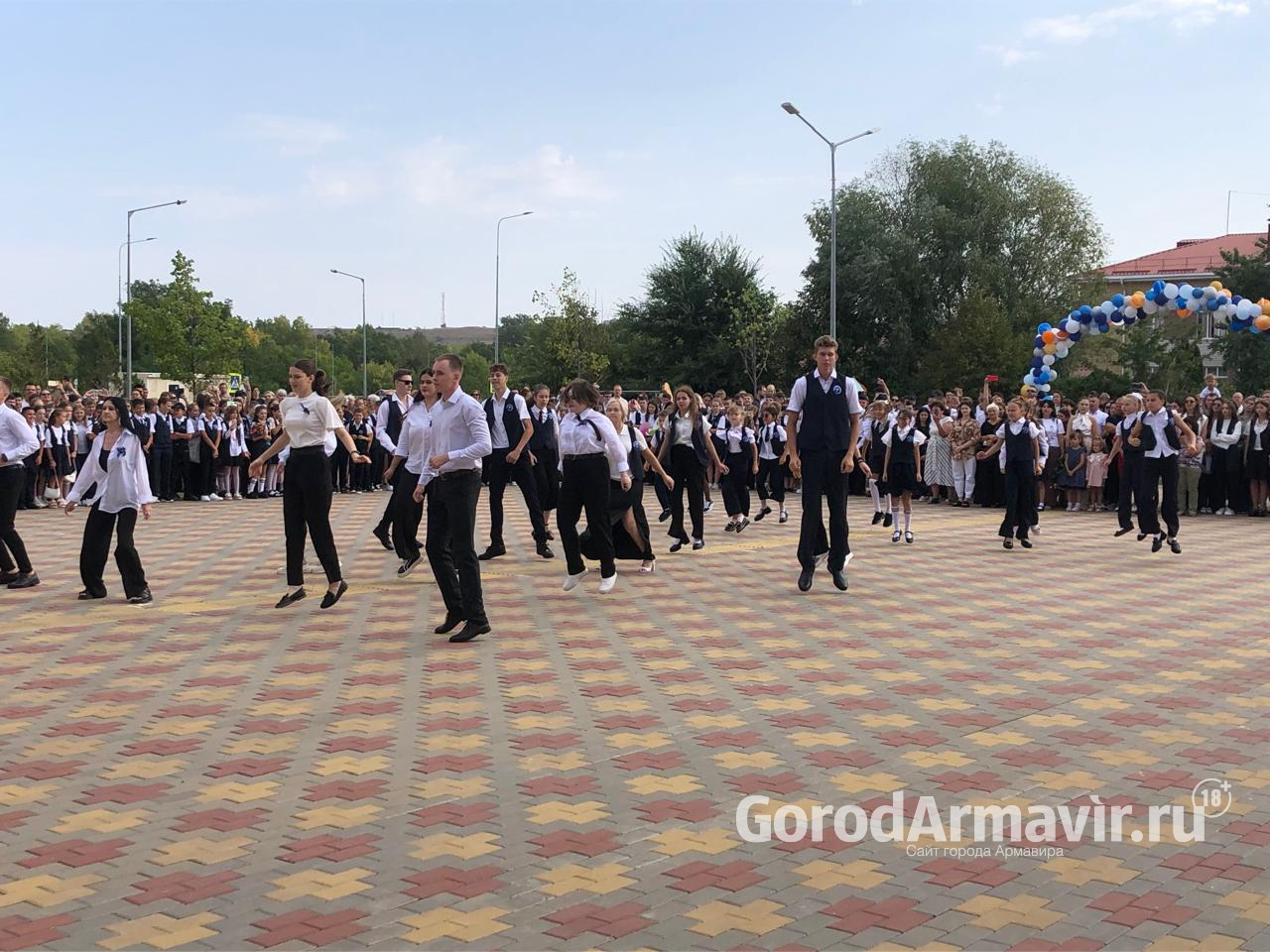 В Армавире в школе №24 впервые сели за парты 107 первоклассников