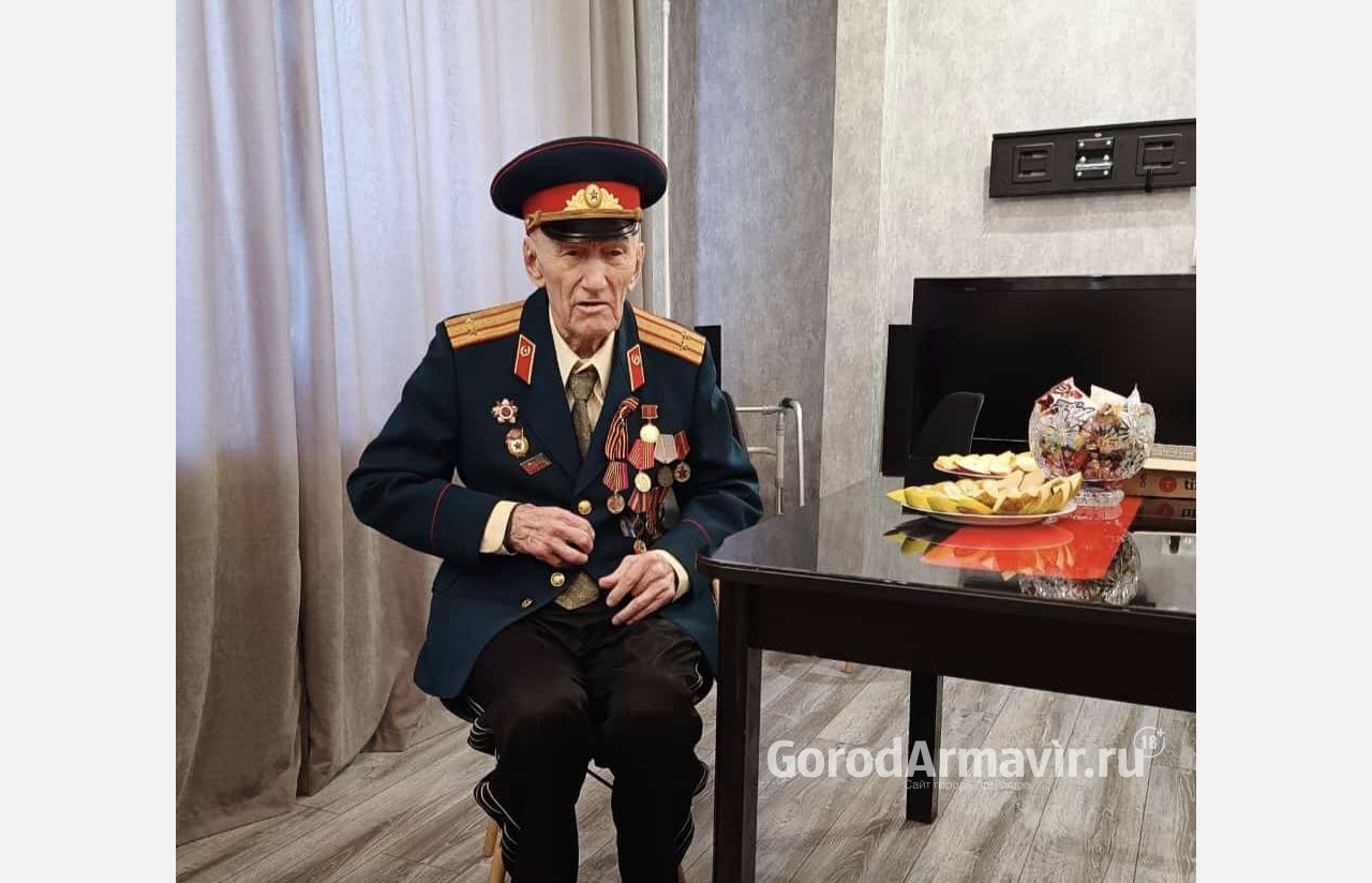 Прокуратура Армавира поздравила участника Великой Отечественной войны Павла Зибарова с 99-летием