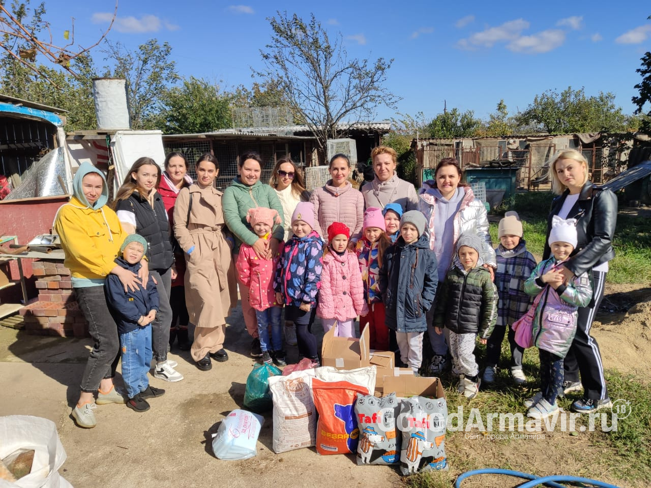В детском саду № 28 Армавира волонтёры собрали корм для бездомных животных 