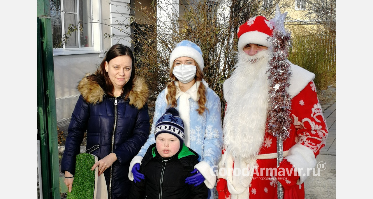 В Армавире Дед Мороз вручил детям подарки акции «Елки желаний»